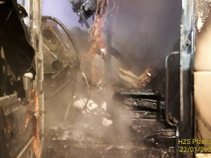 Na parkovišti shořel kamion. Jeho řidič se nadýchl zplodin a záchranáři ho odvezli do nemocnice