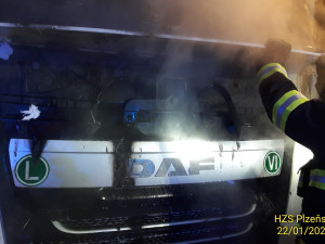 Na parkovišti shořel kamion. Jeho řidič se nadýchl zplodin a záchranáři ho odvezli do nemocnice