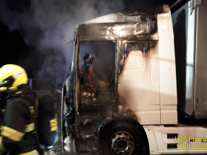 Na parkovišti shořel kamion. Jeho řidič se nadýchl zplodin a záchranáři ho odvezli do nemocnice