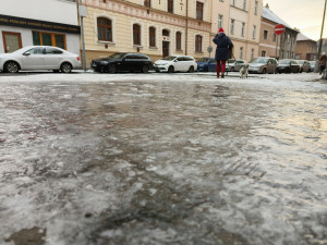 Okap končí přímo nad chodníkem a mění ho v nebezpečnou ledovou past na chodce