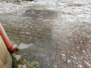 Okap končí přímo nad chodníkem a mění ho v nebezpečnou ledovou past na chodce