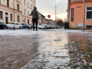 Okap končí přímo nad chodníkem a mění ho v nebezpečnou ledovou past na chodce