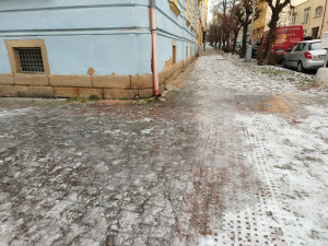 Okap končí přímo nad chodníkem a mění ho v nebezpečnou ledovou past na chodce