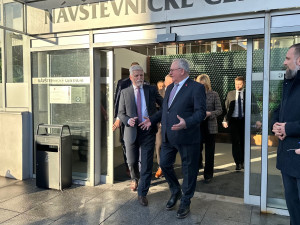 Usměvavý prezident Petr Pavel věnoval podpis známému lovci autogramů a zahájil návštěvu Plzeňského kraje