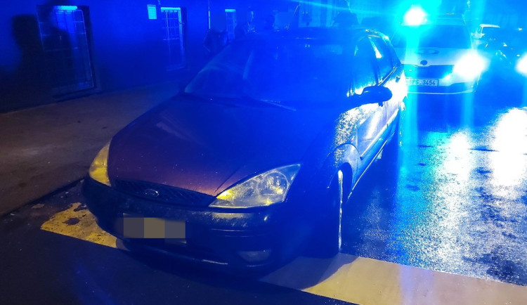 Řidič vozu Ford Focus nedal přednost jedoucímu služebnímu vozu městské policie. Šeredně se mu to vymstilo