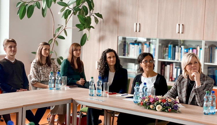 První dáma Eva Pavlová debatovala s budoucími pediatry na lékařské fakultě v Plzni