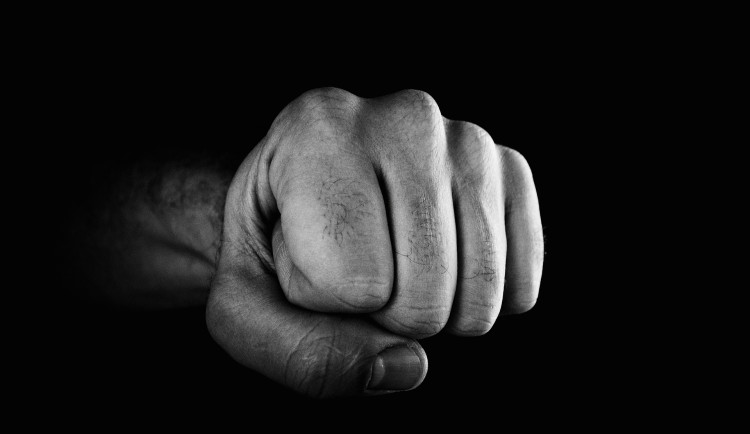 Mladíci v Jablonci napadli muže kvůli napomenutí. Všemu přihlížel jeho syn