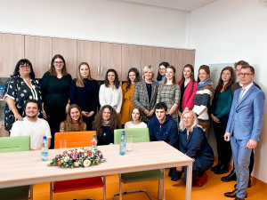 První dáma Eva Pavlová debatovala s budoucími pediatry na lékařské fakultě v Plzni