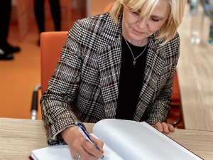 První dáma Eva Pavlová debatovala s budoucími pediatry na lékařské fakultě v Plzni