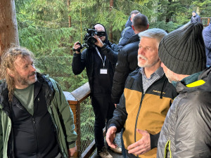 Prezident ve sportovním oblečení vyrazil ostrým tempem do kopce k výběhu se šumavskými vlky. Viděl jich 11 ze 13