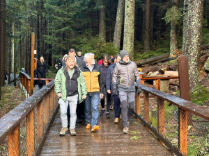 Prezident ve sportovním oblečení vyrazil ostrým tempem do kopce k výběhu se šumavskými vlky. Viděl jich 11 ze 13