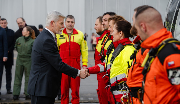 Prezident Petr Pavel navštívil armádní letecké záchranáře v Líních, foto: hrad.cz