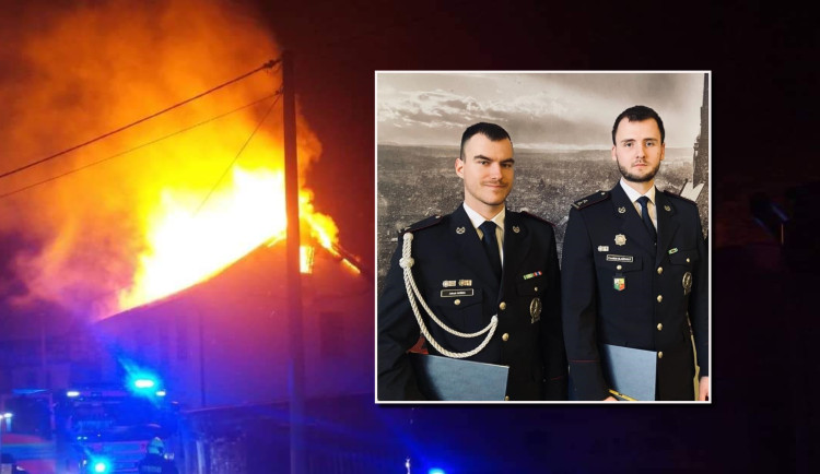 Policisté zachránili z hořícího domu tři osoby a psa. Jejich zásah ocenil krajský policejní ředitel