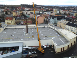 Netradiční den pracovníků hobbymarketu, rekonstruovali staré hnízdo čápů na 24 metrů vysokém komíně