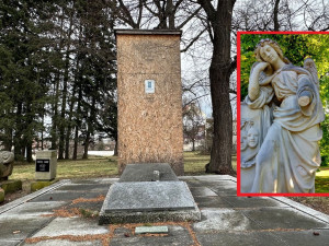 Legendární sochu truchlícího anděla na hrobu J. K. Tyla chrání před vandaly bednění. To by se ale mělo změnit