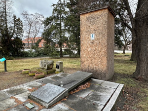 Legendární sochu truchlícího anděla na hrobu J. K. Tyla chrání před vandaly bednění. To by se ale mělo změnit