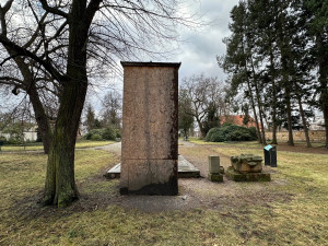 Legendární sochu truchlícího anděla na hrobu J. K. Tyla chrání před vandaly bednění. To by se ale mělo změnit