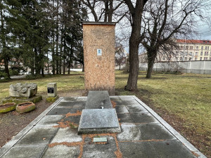 Legendární sochu truchlícího anděla na hrobu J. K. Tyla chrání před vandaly bednění. To by se ale mělo změnit