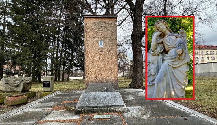 Legendární sochu truchlícího anděla na hrobu J. K. Tyla chrání před vandaly bednění. To by se ale mělo změnit