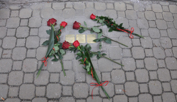 Tři kameny zmizelých připomínají členy rodiny Stadlerových, které před 82 lety odvezl transport do Terezína