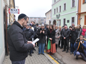 Tři kameny zmizelých připomínají rodinu Stadlerových, kterou před 82 lety odvezl transport do Terezína