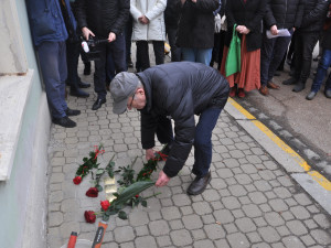 Tři kameny zmizelých připomínají rodinu Stadlerových, kterou před 82 lety odvezl transport do Terezína
