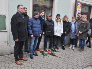 Tři kameny zmizelých připomínají rodinu Stadlerových, kterou před 82 lety odvezl transport do Terezína