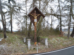Dřevěný kříz v obci Hrad Nečtiny, nad rybníkem Baba, foto: NPÚ