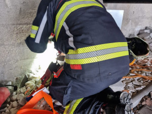 Zoufalé mňoukání kotěte se z trubky ozývalo několik dní, zvířete se po vyproštění ujal jeden z hasičů