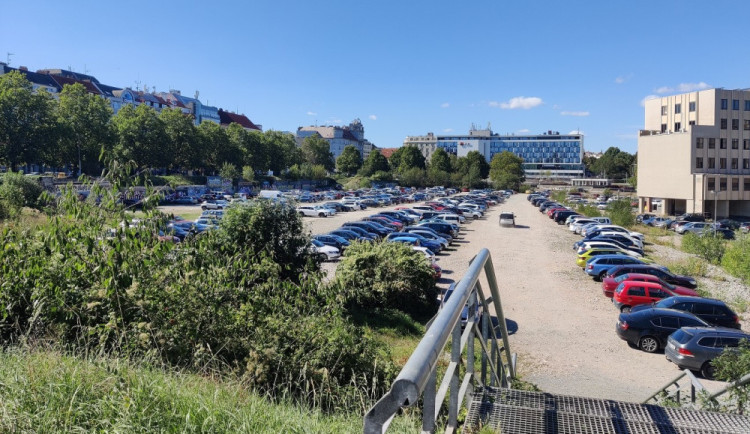 Aktuálně slouží obří díra po zbouraném Dk Inwest jako velké parkoviště pro stovky automobilů.