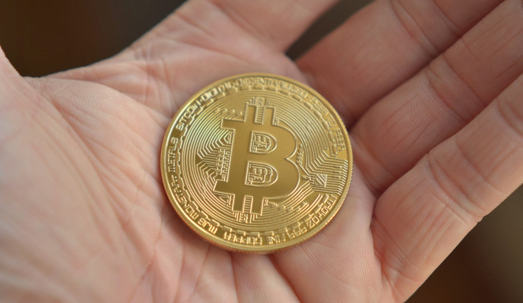 V poslední chvíli zachránil všímavý kolemjdoucí ženě statisíce korun, peníze chtěla vložit do bitcoinmatu