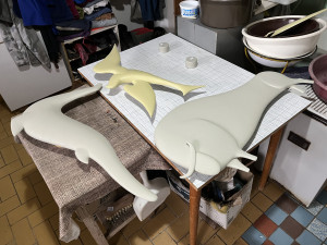 Díky nadšenci se podařilo obnovit dlouhé roky ztracená domovní znamení, tepaný plech nahradil 3D tisk