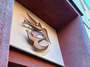 Díky nadšenci se podařilo obnovit dlouhé roky ztracená domovní znamení, tepaný plech nahradil 3D tisk