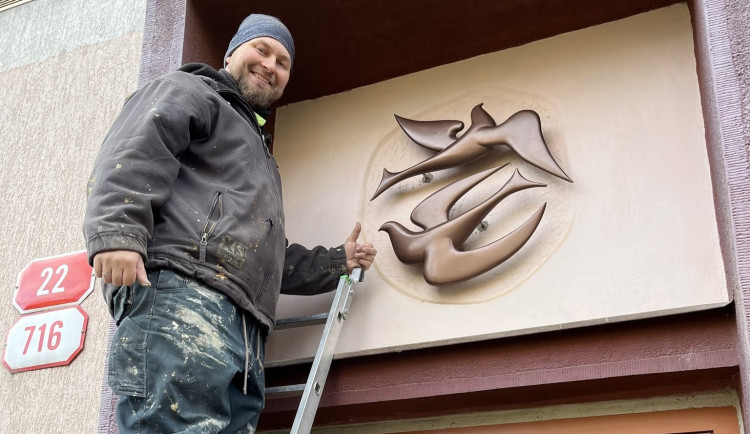 Díky nadšenci se podařilo obnovit dlouhé roky ztracená domovní znamení, tepaný plech nahradil 3D tisk