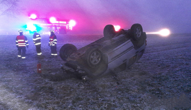 Jeep skončil ráno po karambolu na kluzké silnici na střeše