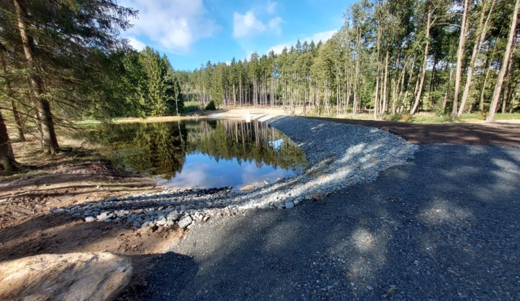 Lesníci obnovili v chráněné krajinné oblasti dvě vodní nádrže, chtějí tím zmírnit dopady klimatické změny