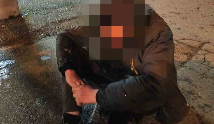 Namol opilému pasažérovi šlo o život a z trolejbusu ho museli vynést. Nadýchal 5,51 promile alkoholu