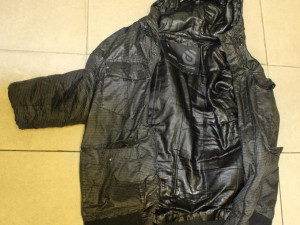 Mrtvý muž sražený vlakem stále ještě nemá jméno. Policie zveřejnila fotografie jeho oblečení a žádá veřejnost o spolupráci