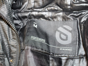 Mrtvý muž sražený vlakem stále ještě nemá jméno. Policie zveřejnila fotografie jeho oblečení a žádá veřejnost o spolupráci