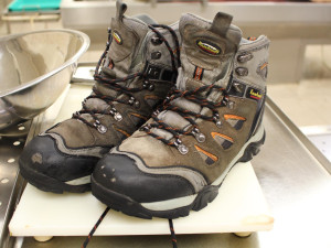 Mrtvý muž sražený vlakem stále ještě nemá jméno. Policie zveřejnila fotografie jeho oblečení a žádá veřejnost o spolupráci