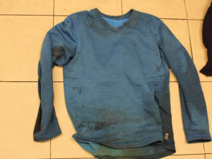 Mrtvý muž sražený vlakem stále ještě nemá jméno. Policie zveřejnila fotografie jeho oblečení a žádá veřejnost o spolupráci