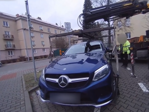 Řidiči luxusních vozů parkují na místech pro invalidy, strážníci je nekompromisně odtahují