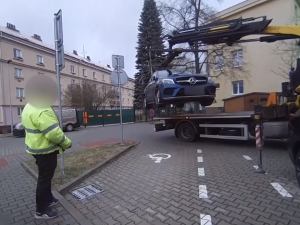 Řidiči luxusních vozů parkují na místech pro invalidy, strážníci je nekompromisně odtahují