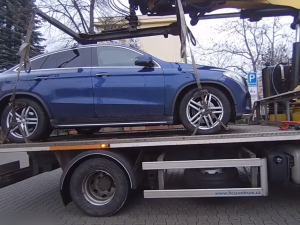 Řidiči luxusních vozů parkují na místech pro invalidy, strážníci je nekompromisně odtahují