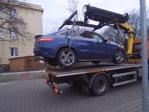 Řidiči luxusních vozů parkují na místech pro invalidy, strážníci je nekompromisně odtahují