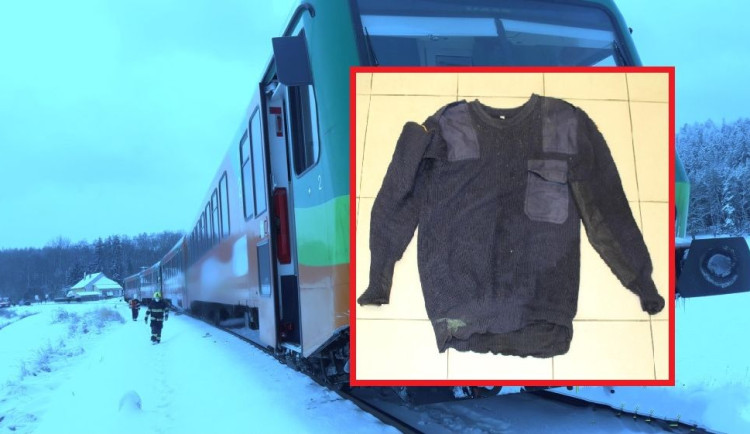 Mrtvý muž sražený vlakem stále ještě nemá jméno. Policie zveřejnila fotografie jeho oblečení a žádá veřejnost o spolupráci