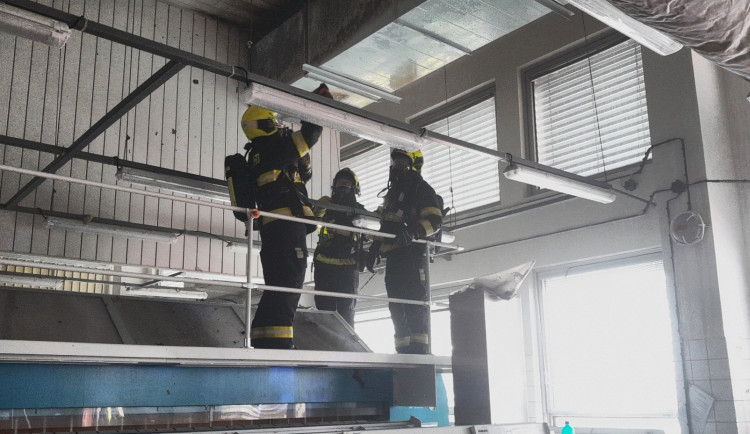 Ve fakultní nemocnici začalo hořet v objektu žehlírny. Hasiči evakuovali 50 osob z ohrožené budovy