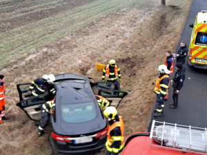 Mladík vylétl s jaguarem ze silnice