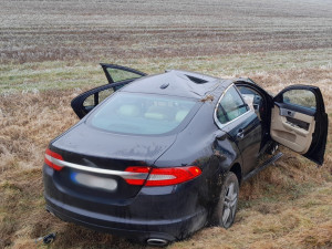 Mladík vylétl s jaguarem ze silnice