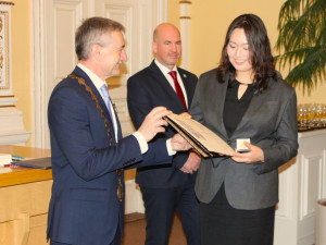 Japonská mistryně světa v hodu oštěpem Kitagučiová převzala pamětní medaili města Domažlice, kde nyní žije